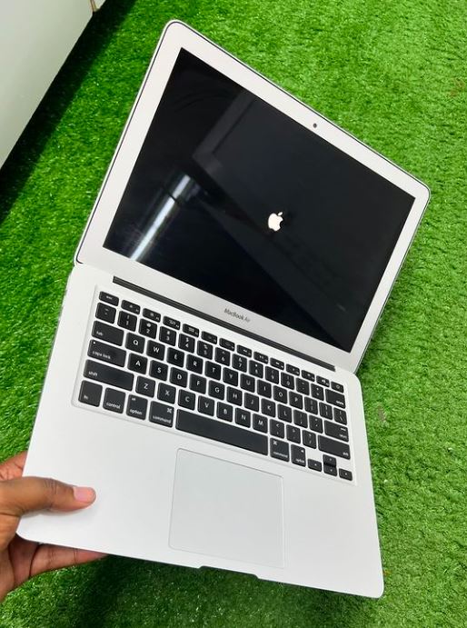 MacBook Air 13” 2017 (Core i7, 8GB RAM, 256GB SSD)